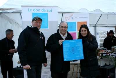 Dernière remise de l’année 2011 de la toile « Le don de soi » avec la mairie de Monieux.