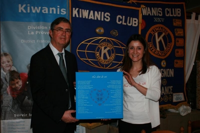 Remise de la toile Le don de soi, au Kiwanis Club d’Uzès.