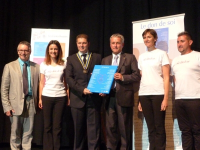 Remise de charte au Rotary Club de l’Isle sur la Sorgue – Portes du Luberon. Première action : Le don de soi.