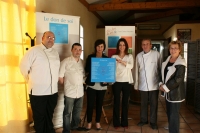 Patricia et Frédéric Raffaelli et leur chef Bertrand Coudert accueille la toile, Le don de soi, au restaurant Les Genêts à Sablet.