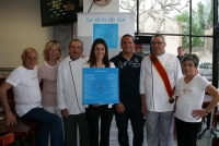 Le Café du Siècle à Camaret-sur-Aigues : Le tout premier café à accueillir la toile, Le don de soi.